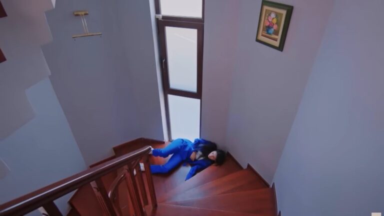 Bahar leży nieruchomo na schodach.