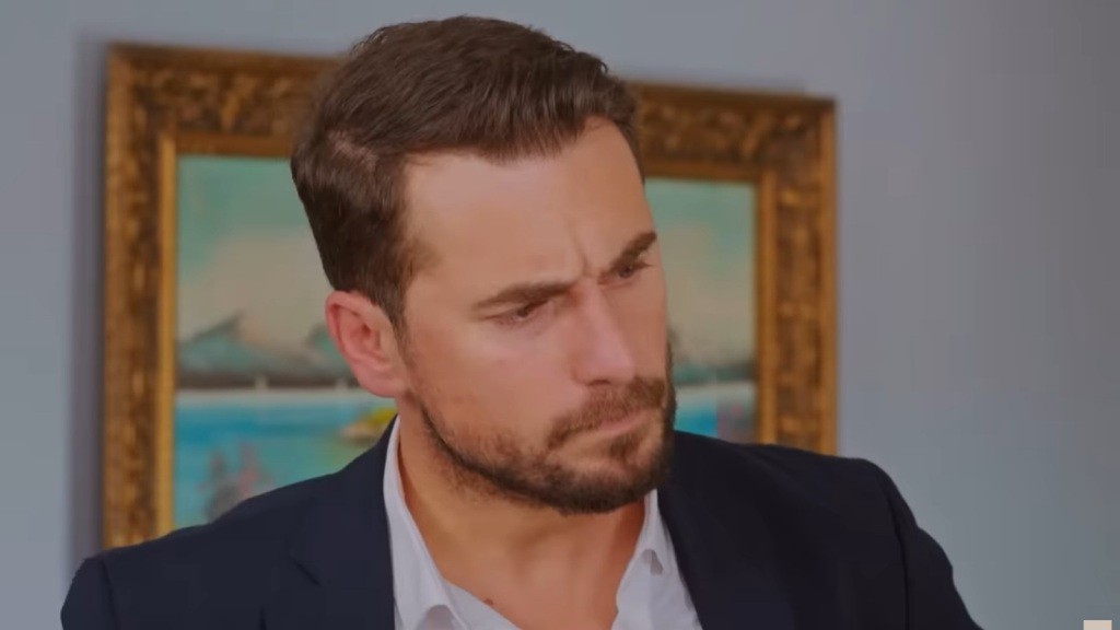 Kuzey marszczy brwi, wyraźnie rozgniewany.