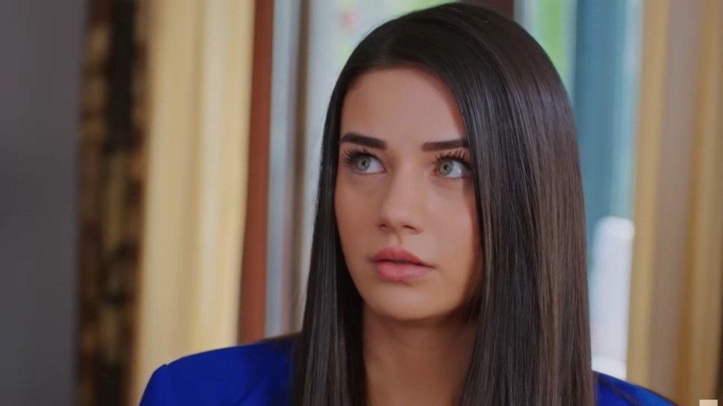 Bahar spogląda niepewnie, jakby straciła grunt pod nogami.