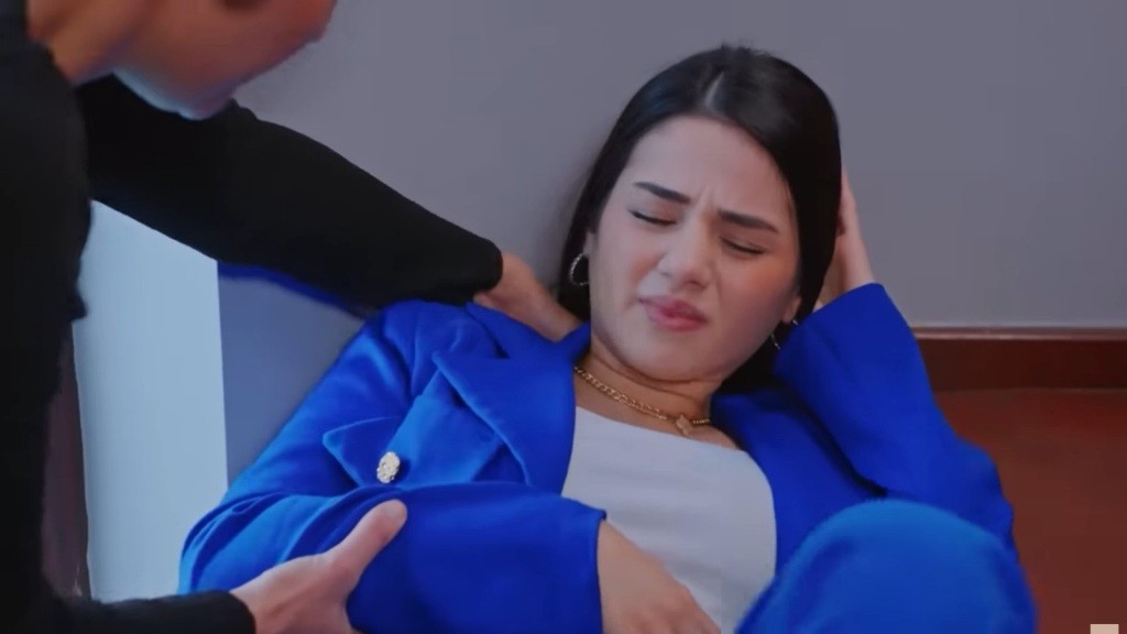 Bahar odzyskuje przytomność. Z grymasem bólu na twarzy trzyma się za potylicę, wyraźnie cierpiąc.