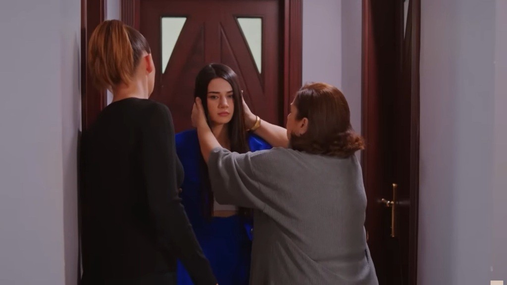 Naciye dotyka głowy Bahar, sprawdzając, czy nie ma guza. Obok stoi Yildiz.