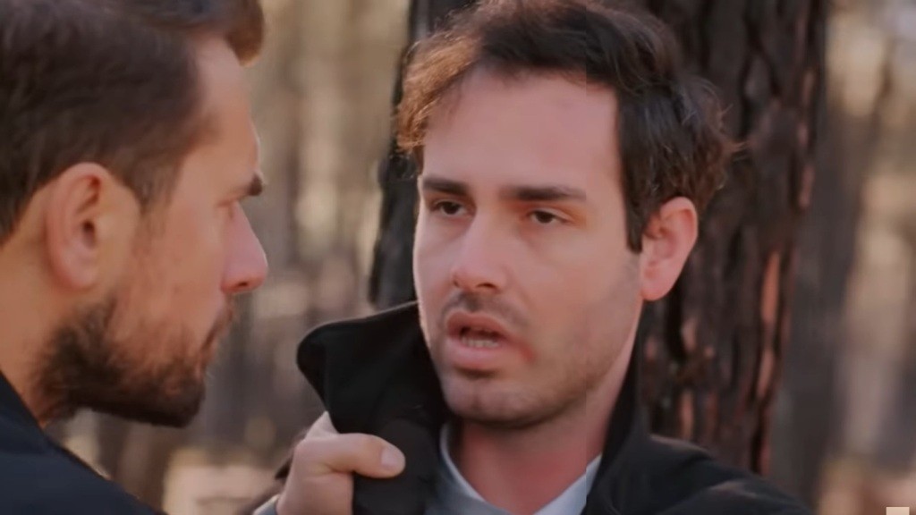 Kuzey przyciska Leventa do drzewa.