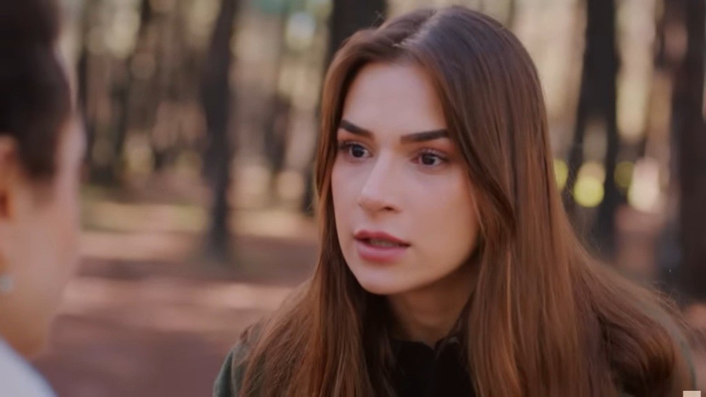 Sila wbija wściekłe spojrzenie w matkę.