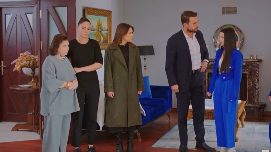 Kuzey stoi przed Bahar, patrząc na nią gniewnie. Za jego plecami stoją Sila, Yildiz i Naciye.