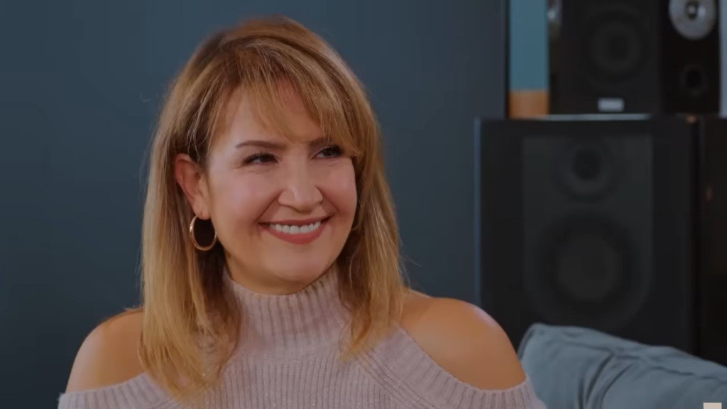 Feraye uśmiecha się pogodnie.