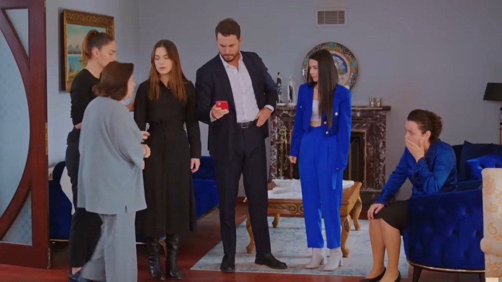 Kuzey trzyma telefon Sili w ręku.