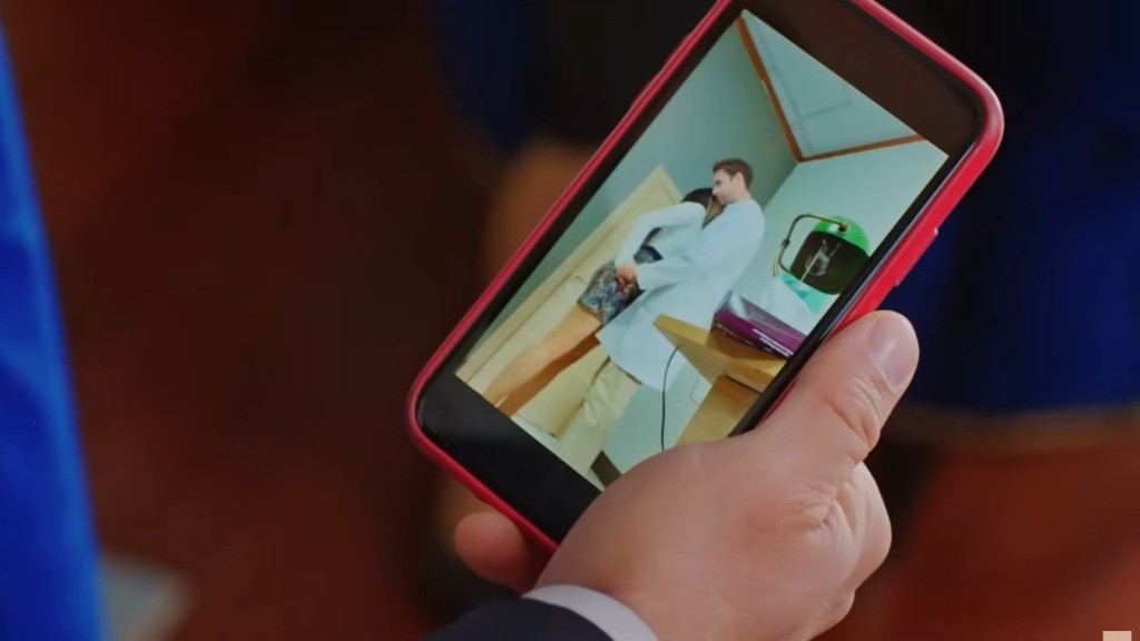 Nagranie całujących się Bahar i Leventa na telefonie Sili.