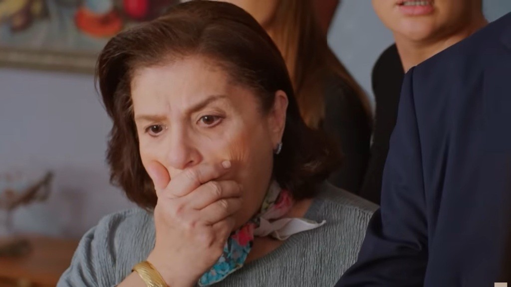 Naciye zasłania dłonią usta, zszokowana.