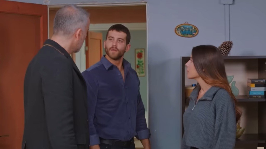 Bulent patrzy na Cihana. Obok stoi Zeynep.