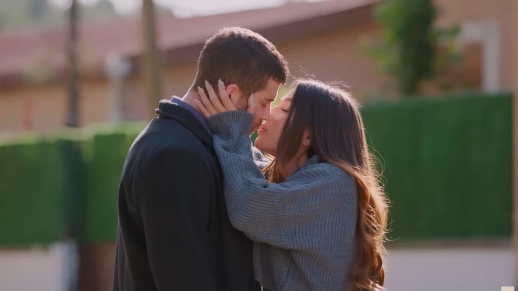 Zeynep obejmuje dłońmi szyję Cihana i całuje go.