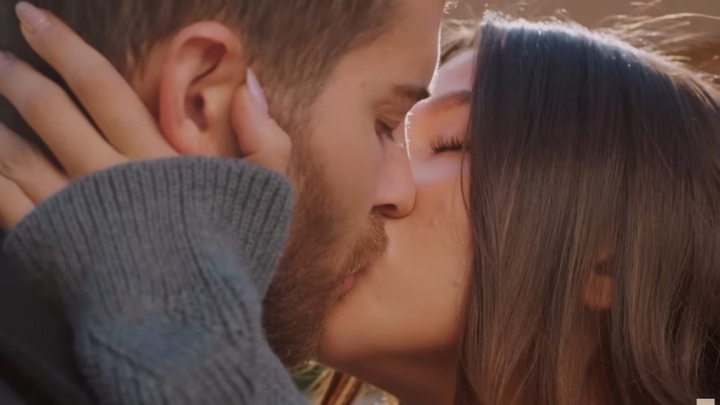 Zbliżenie na całujących się Cihana i Zeynep.