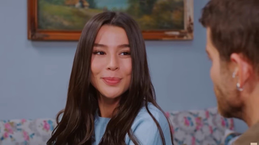 Zeynep uśmiecha się, patrząc na Cihana.