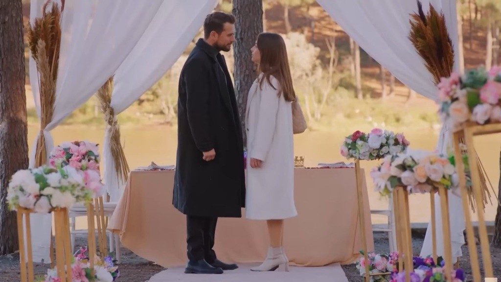 Kuzey i Sila stoją naprzeciwko siebie w przystrojonej altanie.