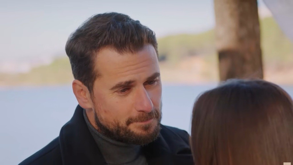 Kuzey patrzy w twarz Sili.