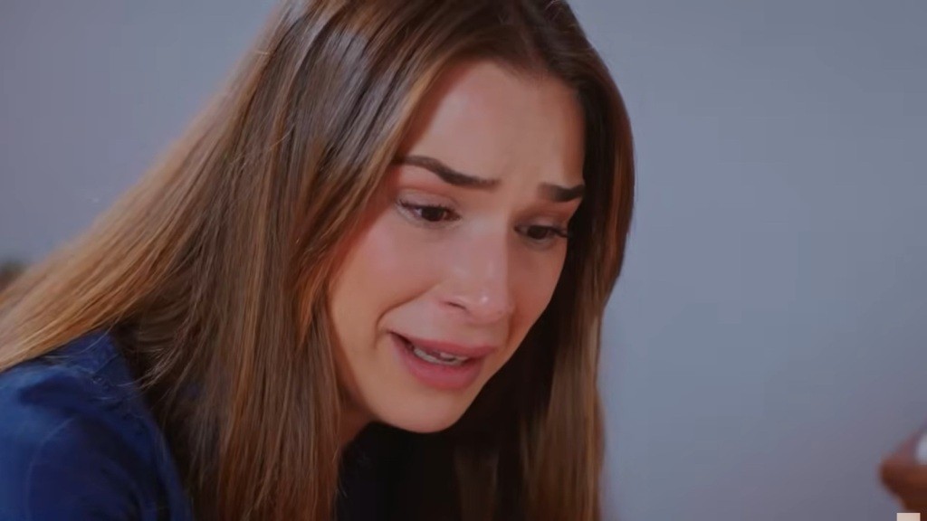 Wzruszona Sila pochyla się nad Hulyą.