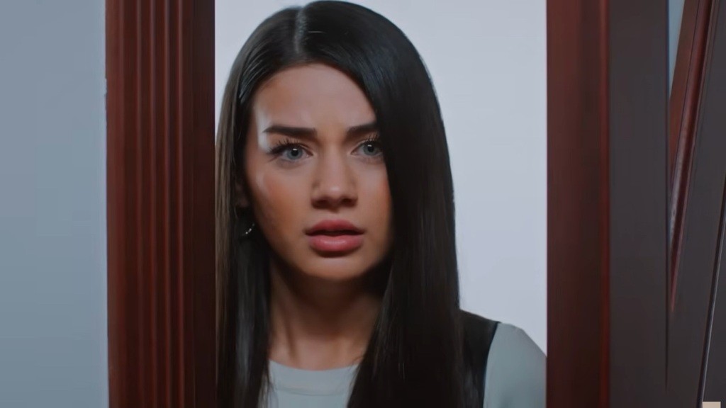 Bahar stoi przy uchyl,onych drzwiach. Jej twarz wyraża przerażenie.