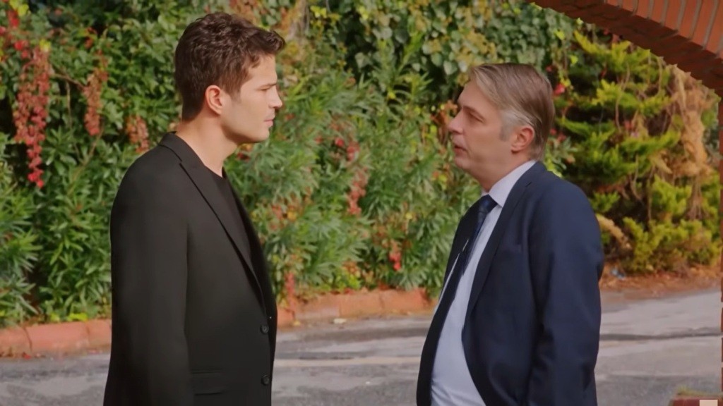 Ege i Tahir stoją twarzą w twarz.