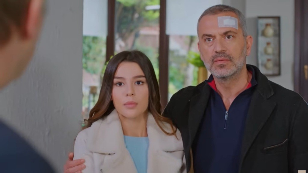 Bulent obejmuje Zeynep.