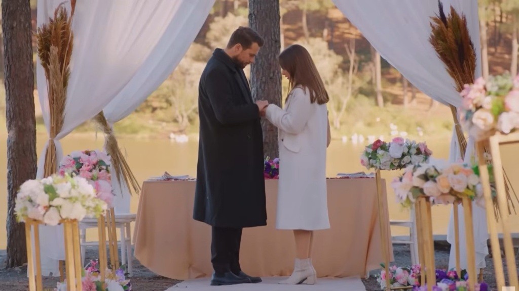 Kuzey kładzie pierścionek na dłoni Sili.