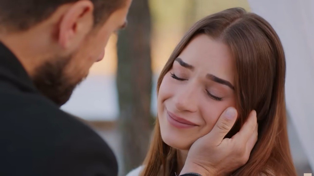 Sila opiera policzek na dłoni Kuzeya.