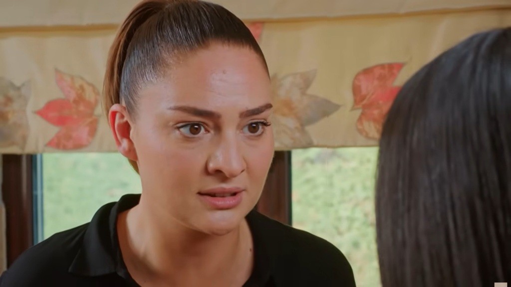 Yildiz wbija w Bahar gniewne spojrzenie.