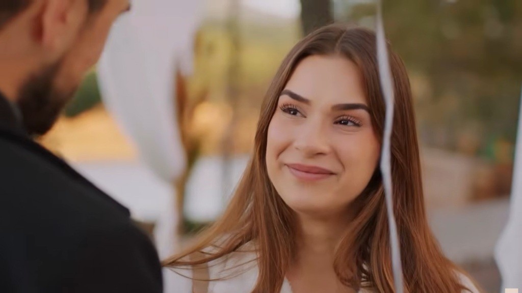 Sila uśmiecha się, patrząc na Kuzeya.