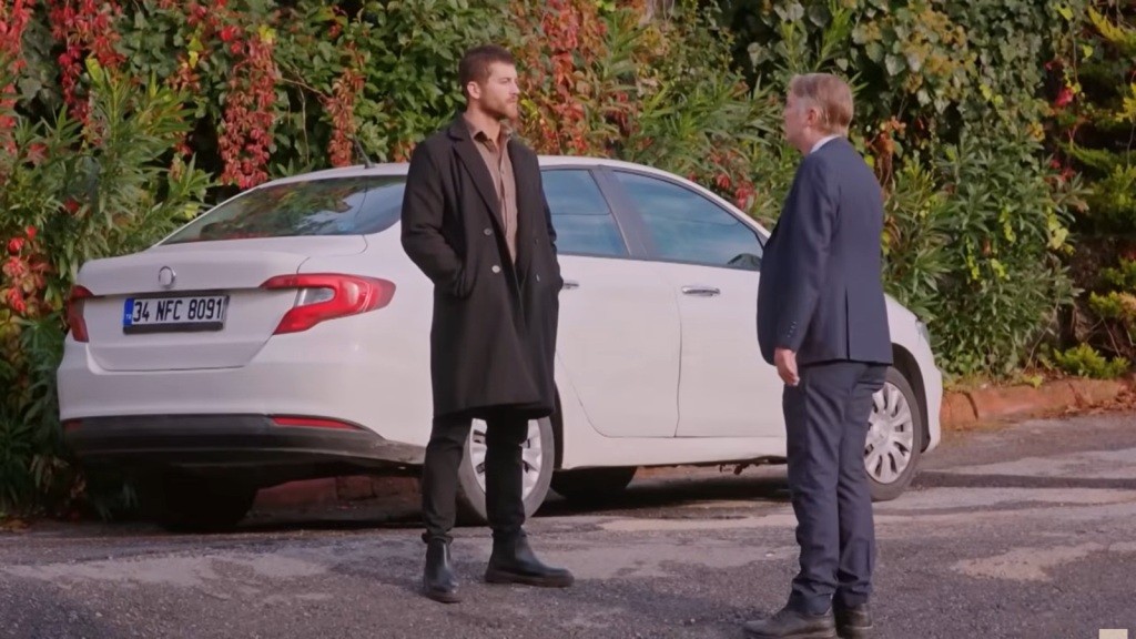 Tahir podchodzi do Cihana, który trzyma ręce w kieszeniach płaszcza.