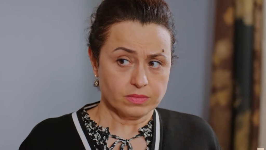 Cavidan spogląda z boku. Jej oczy pełne lęku i niepokoju.