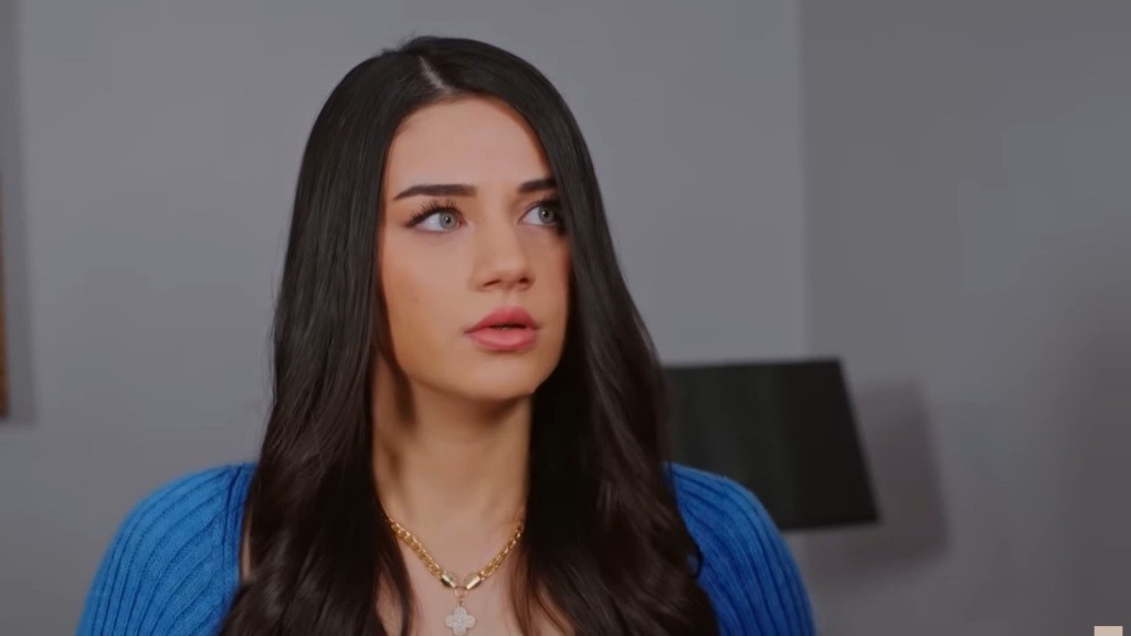 Zbliżenie na twarz Bahar, która straciła całą pewność siebie.