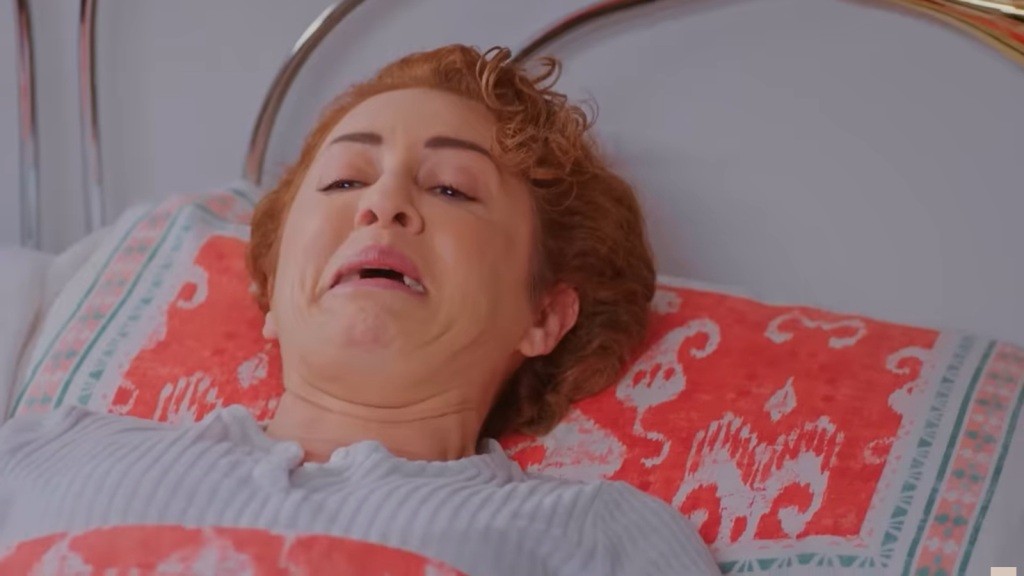 Hulya jest przerażona. Otwiera usta i piszczy, chcąc zaalarmować innych domowników.