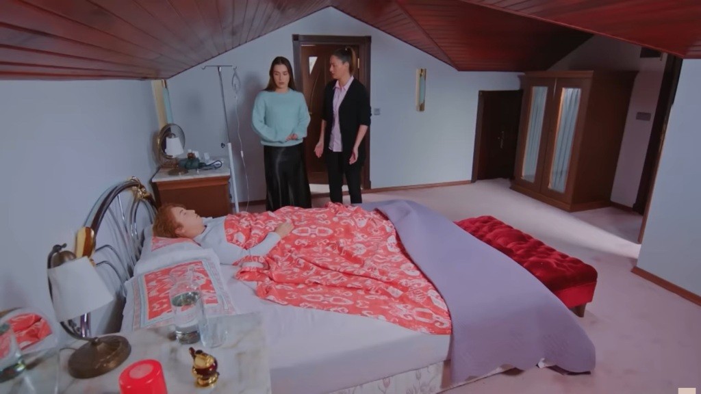 Yildiz i Sila w pokoju Hulyi.