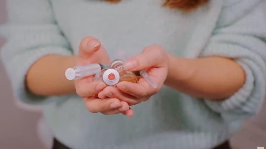 Strzykawki i ampułki ze środkiem usypiającym w dłoniach Sili.