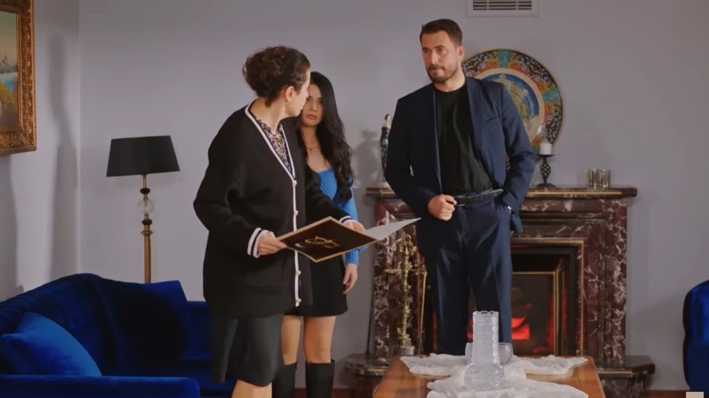 Cavidan trzyma w rękach umowę rozwodową i patrzy na Kuzeya.