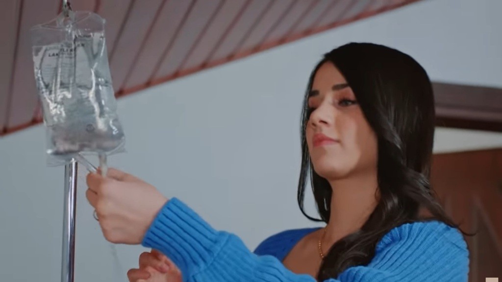 Bahar wprowadza substancję usypiającą do kroplówki.