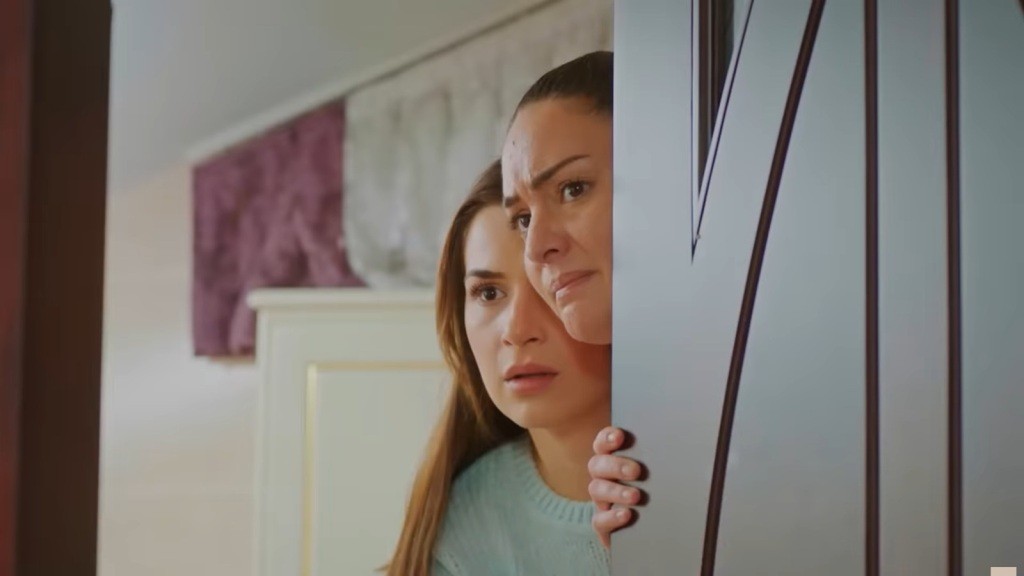 Sila i Yildiz stoją przy uchylonych drzwiach.