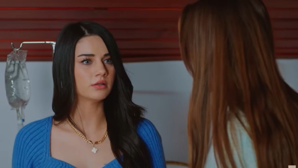 Bahar patrzy przestraszonym wzrokiem na Silę.