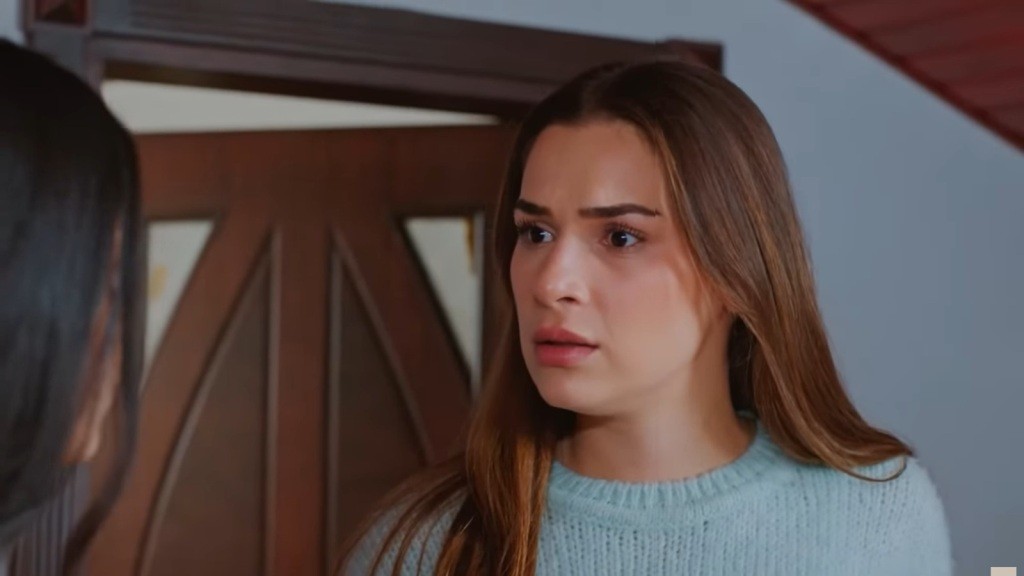 Sila patrzy ze złością i niedowierzaniem na Bahar.