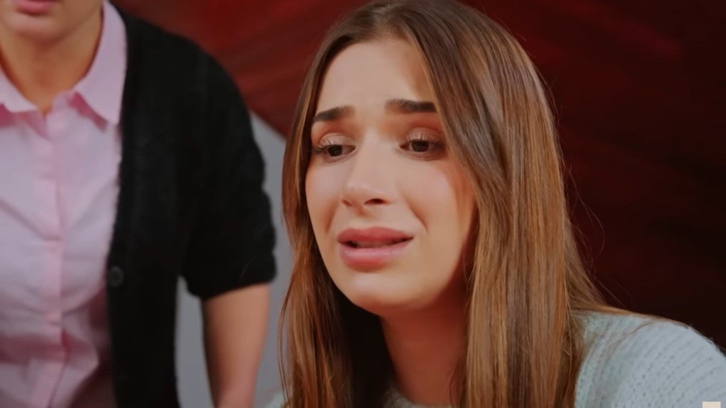 Twarz Sili jest pełna troski, gdy siedzi przy sparaliżowanej Hulyi.