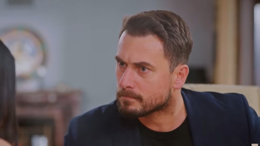 Kuzey wbija w Bahar gniewne spojrzenie. Jego oczy płoną wściekłością.