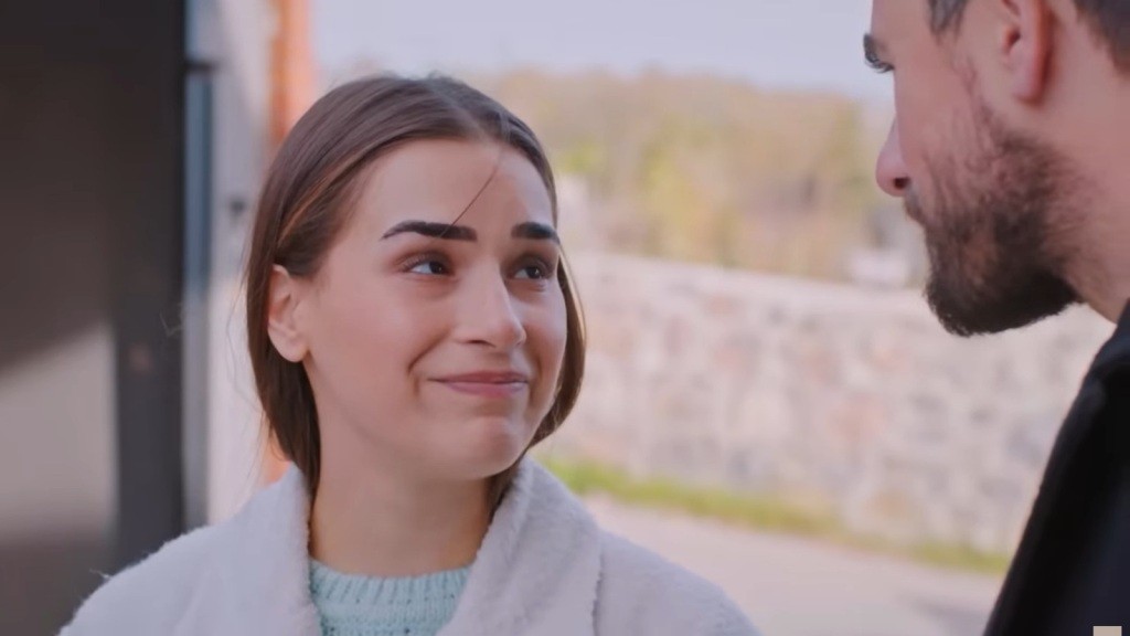 Sila patrzy ze wzruszonym uśmiechem na Kuzeya.