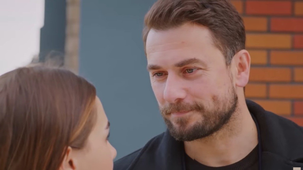 Kuzey uśmiecha się ciepło, patrząc w oczy Sili.