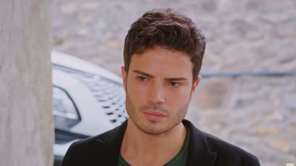 Ege spogląda poważnie.