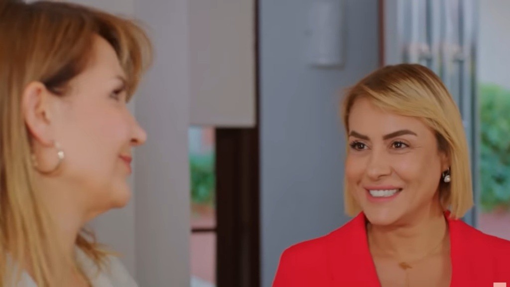 Belkis uśmiecha się radośnie, patrząc na Feraye.