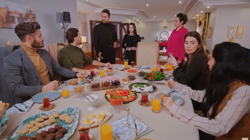 Kuzey jest zły, widząc przy stole nieproszonych gości.