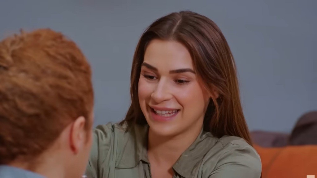 Sila uśmiecha się, karmiąc Hulyę.