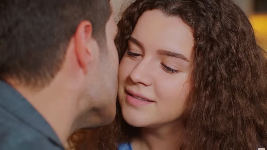 Ege i Melis są bliscy pocałunku. Melis przymyka powieki.