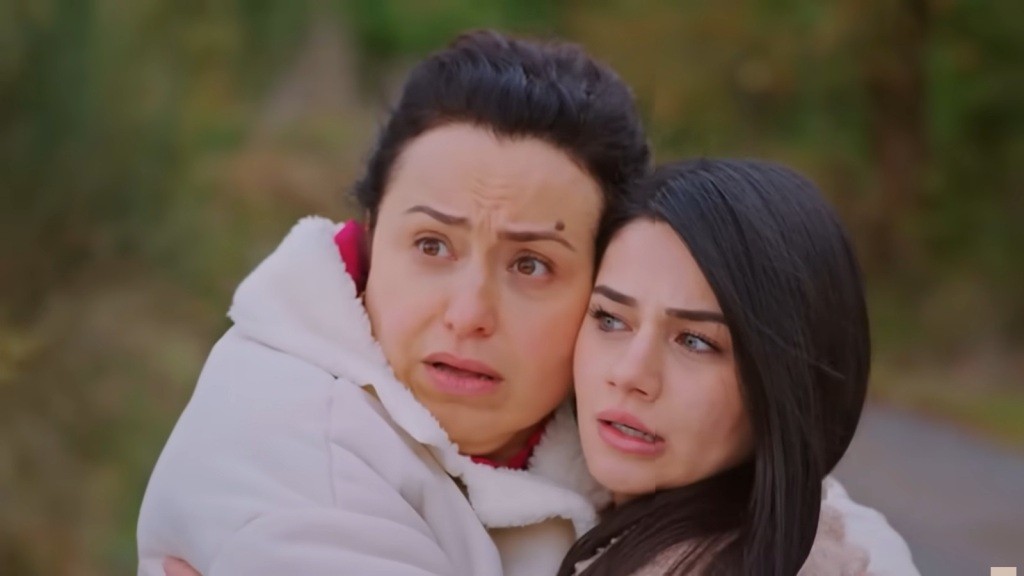 Cavidan i Bahar przytulają się, przestraszone.