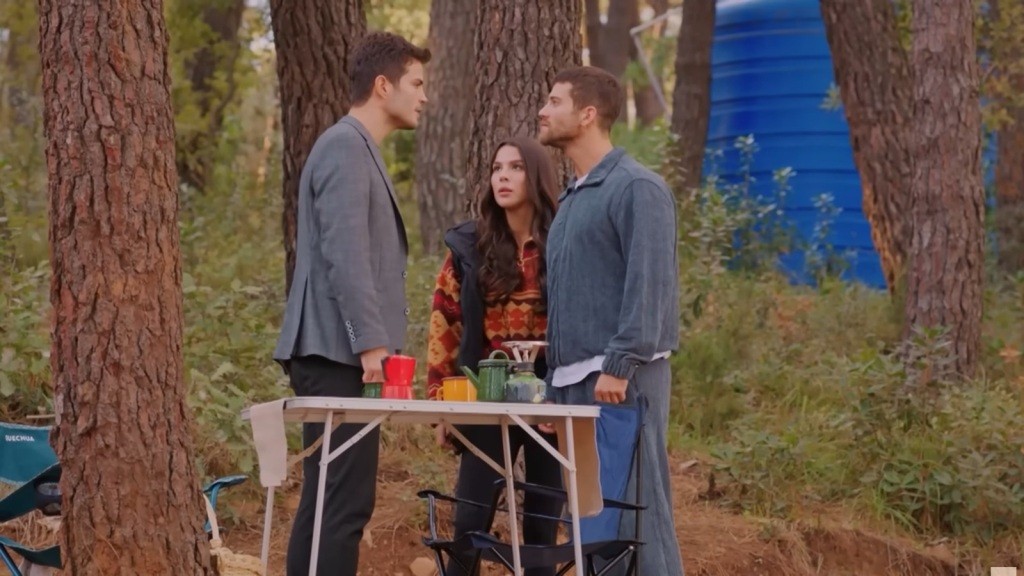 Ege i Cihan stoją twarzą w twarz w lesie. Zeynep stoi między nimi.