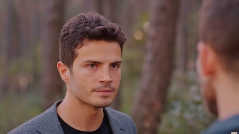 Ege mierzy Cihana gniewnym spojrzeniem.