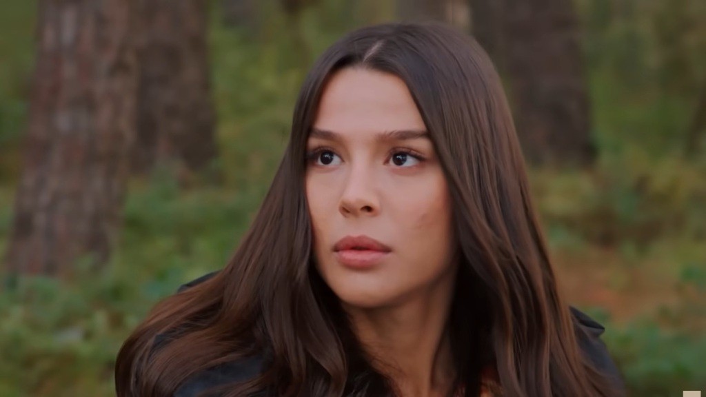 Twarz Zeynep zamarza w szoku.